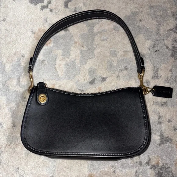 Coach | Bags | Coach Black Leather Swinger Shoulder Bag With  display picture 3
